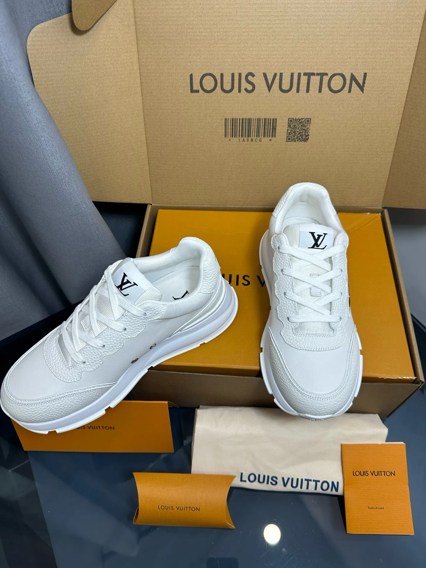 Factory price: 700💰🌈LV | Louis Vuitton 2025𝐬𝐬 🧡💚2025 spring and summer new style top version‼ ️The original version is the same. The counter focuses on the latest casual shoes and new hard goods🆕 ❥Purchasing agent level! Full of high-end feel! A popular model among bloggers at home and abroad, it’s retro and fashionable, and looks stunning on your feet! Wear a lot of happiness! The official website's main recommendation★ ━━━━━ ЅᏇєєt ━━━━━ ▪️Upper: Original custom-made imported calfskin fabric ▪️Inner: breathable gauze imported from Italy ▪️Outsole: rubber foam ➕t men's men's shoes 💰u high-end outsole ▪️Color: nine colors available ▪️Shoe size: 35-44, (45, 46 customized)